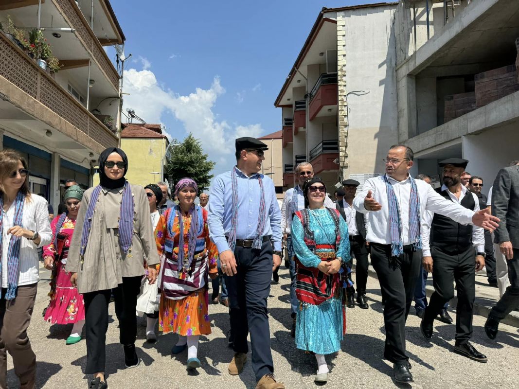 Düzce’nin Gölyaka ilçesinde her yıl geleneksel olarak düzenlenen Kardüz Yaylası Kadırga Şenlikleri bu yıl Otçu Yürüşü ile başladı.